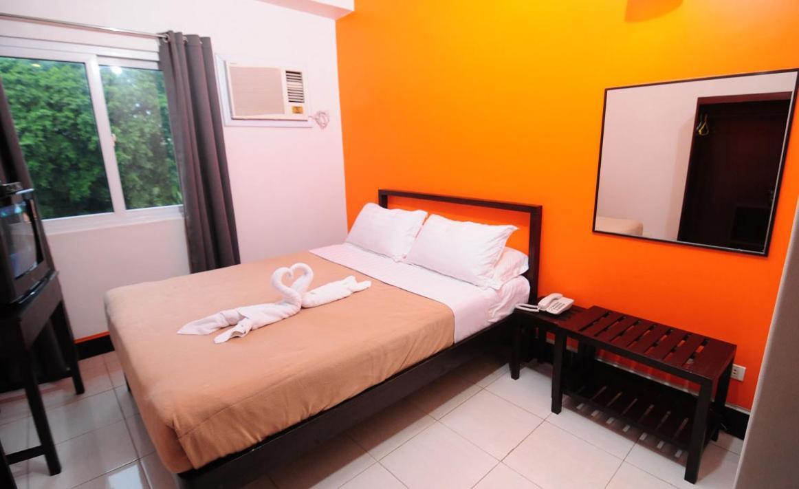 Negrense Suites Bacolod Bagian luar foto