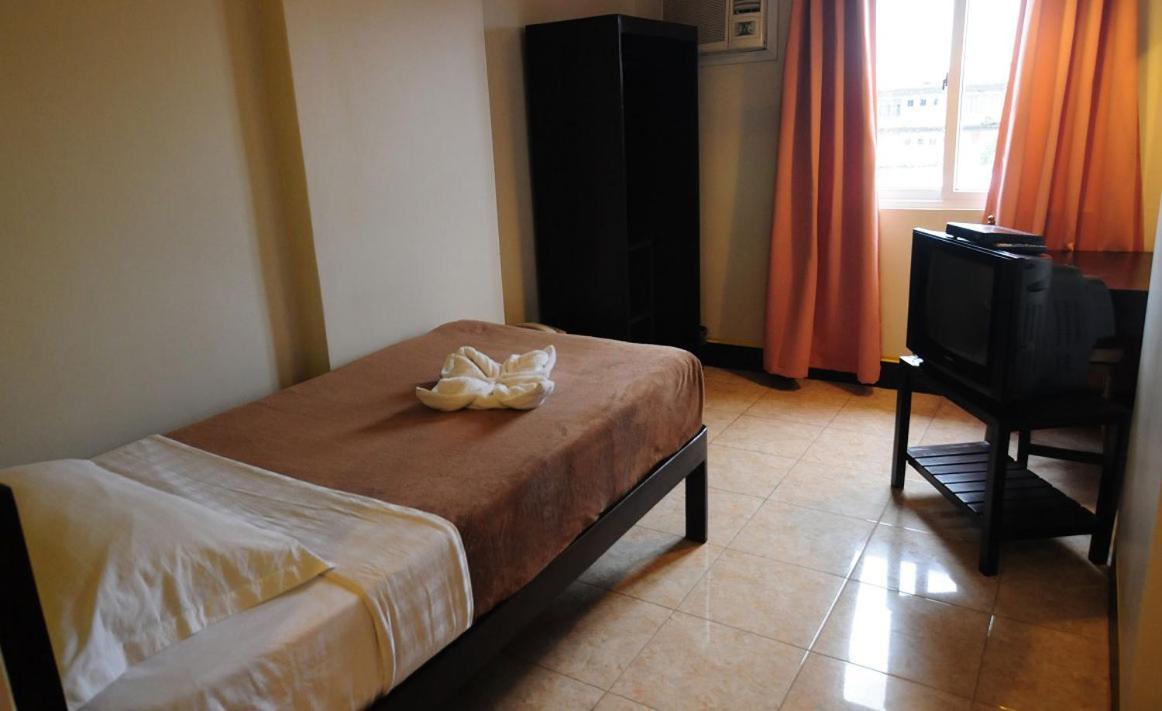 Negrense Suites Bacolod Bagian luar foto