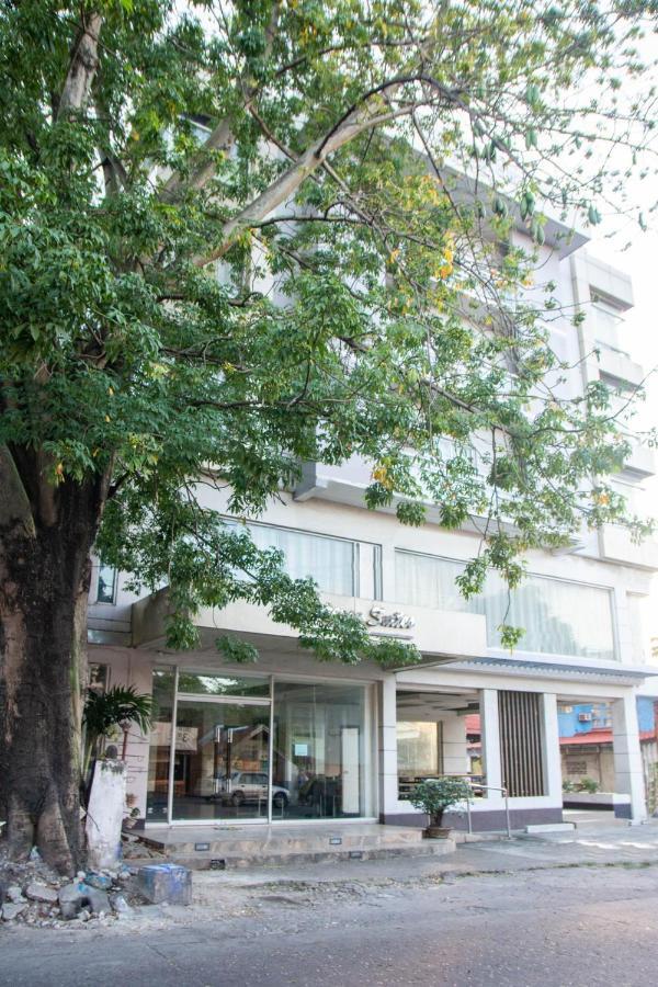 Negrense Suites Bacolod Bagian luar foto
